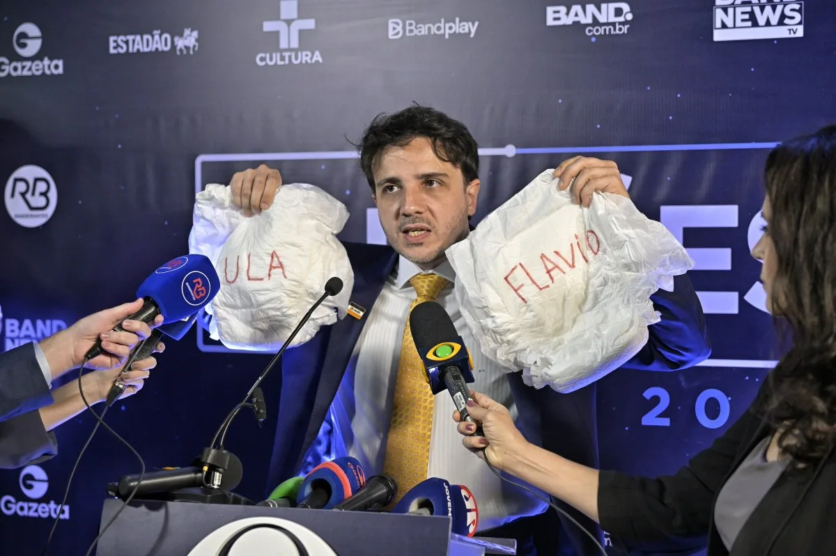 Renan leva fraudas para Flávio e Lula antes de debate presidencial