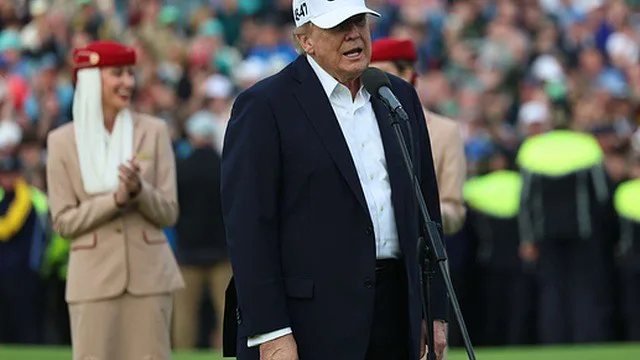 Trump diz que EUA sairão do Irão, a não ser que decida "ficar com o petróleo" como na Venezuela