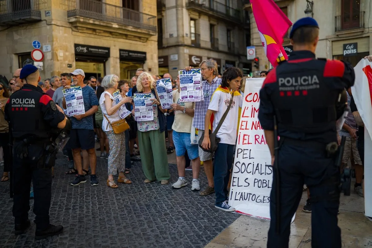 Unas 300 personas se concentran en Barcelona contra el acto 'Save Europe Act' este mismo sábado