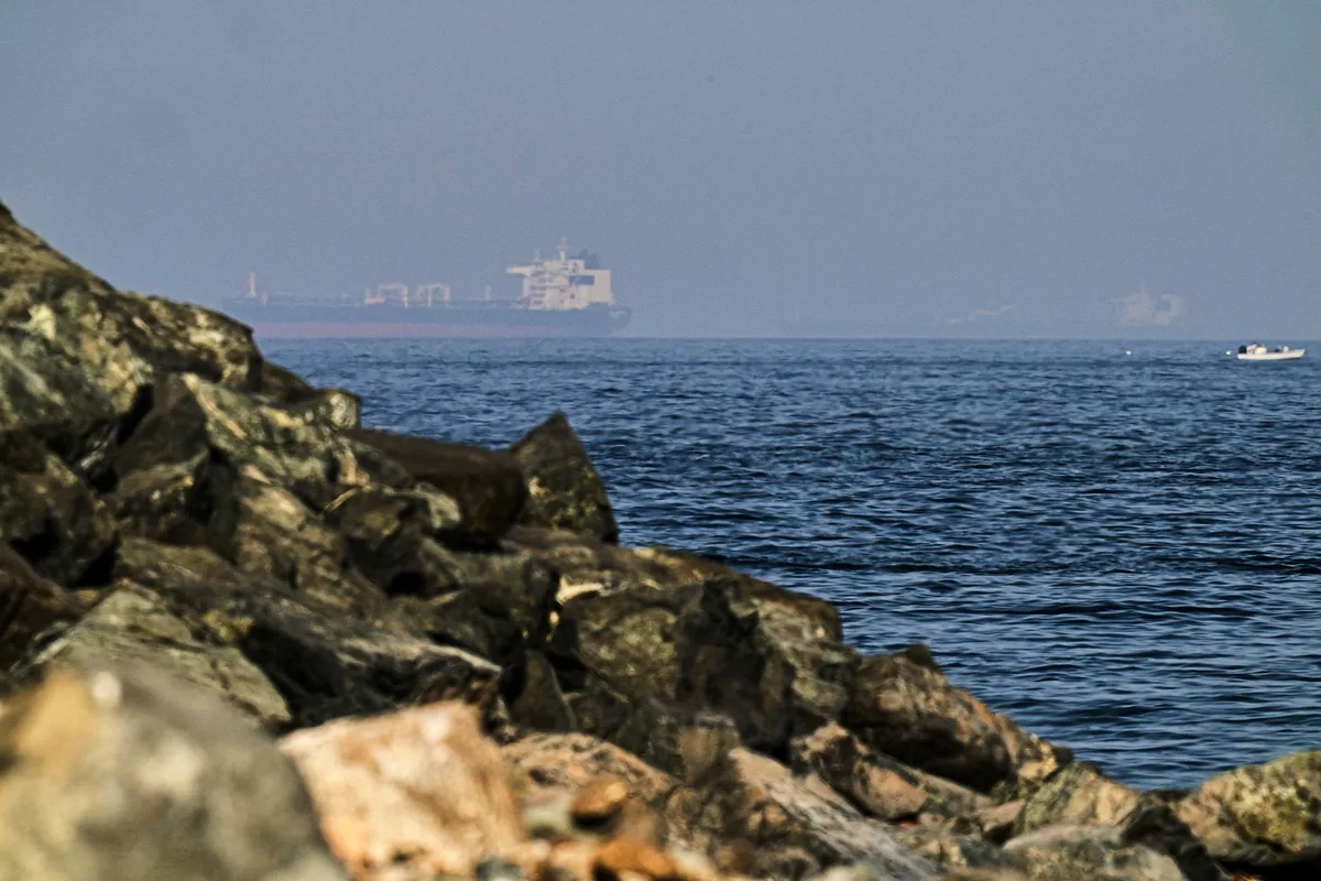 ¿Ha perdido Irán el control del estrecho de Ormuz? Filas de petroleros atraviesan el estrecho escoltados por barcos de EEUU