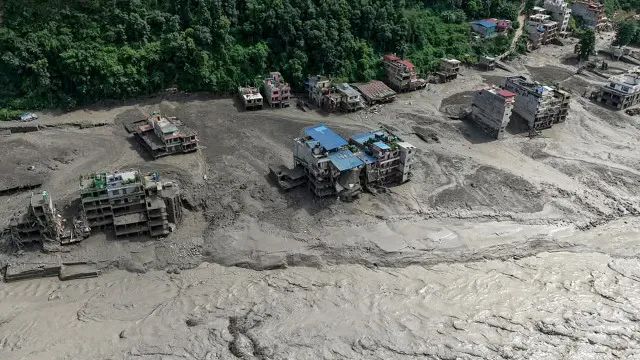 Sobe para 95 mortos balanço de enxurrada devastadora