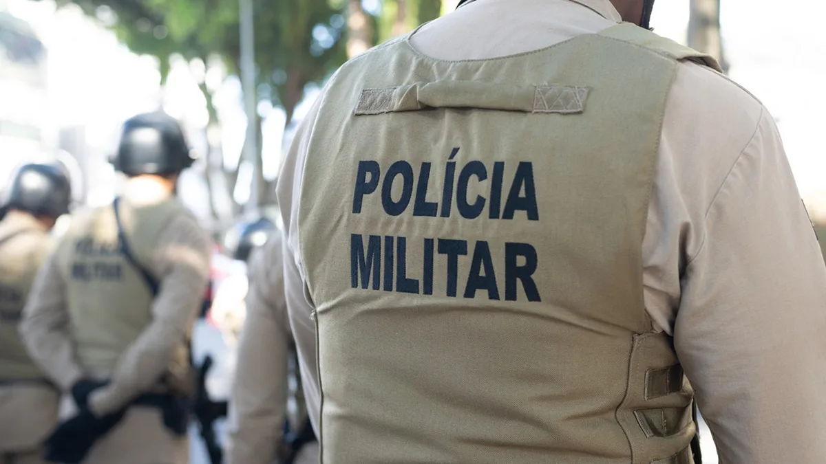 Homem armado invade escola e faz várias crianças reféns no Brasil