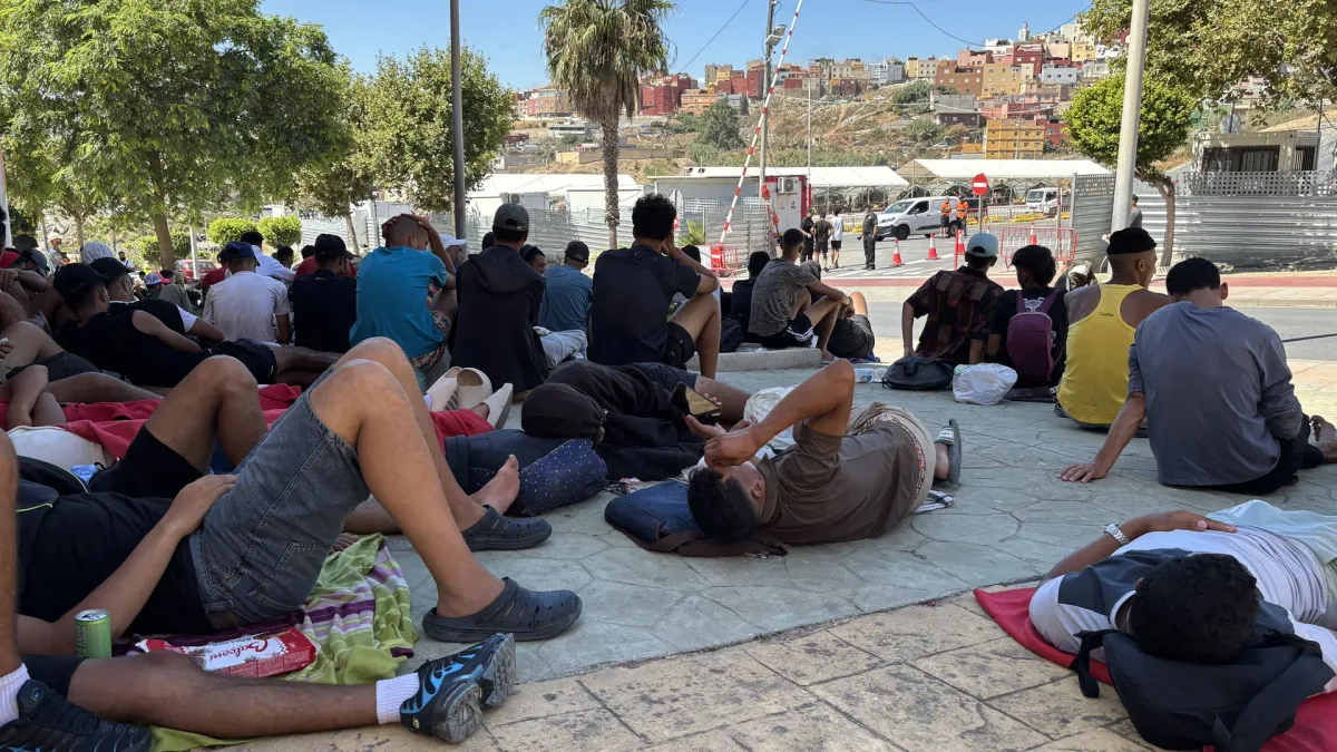 Tres comidas al día, zona para cargar el móvil y talleres de español: primeros días en los espacios de acogida de inmigrantes en Ceuta