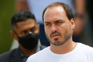Após aval de Moraes, Carlos relata visita a Jair Bolsonaro: ‘Choro de emoção’