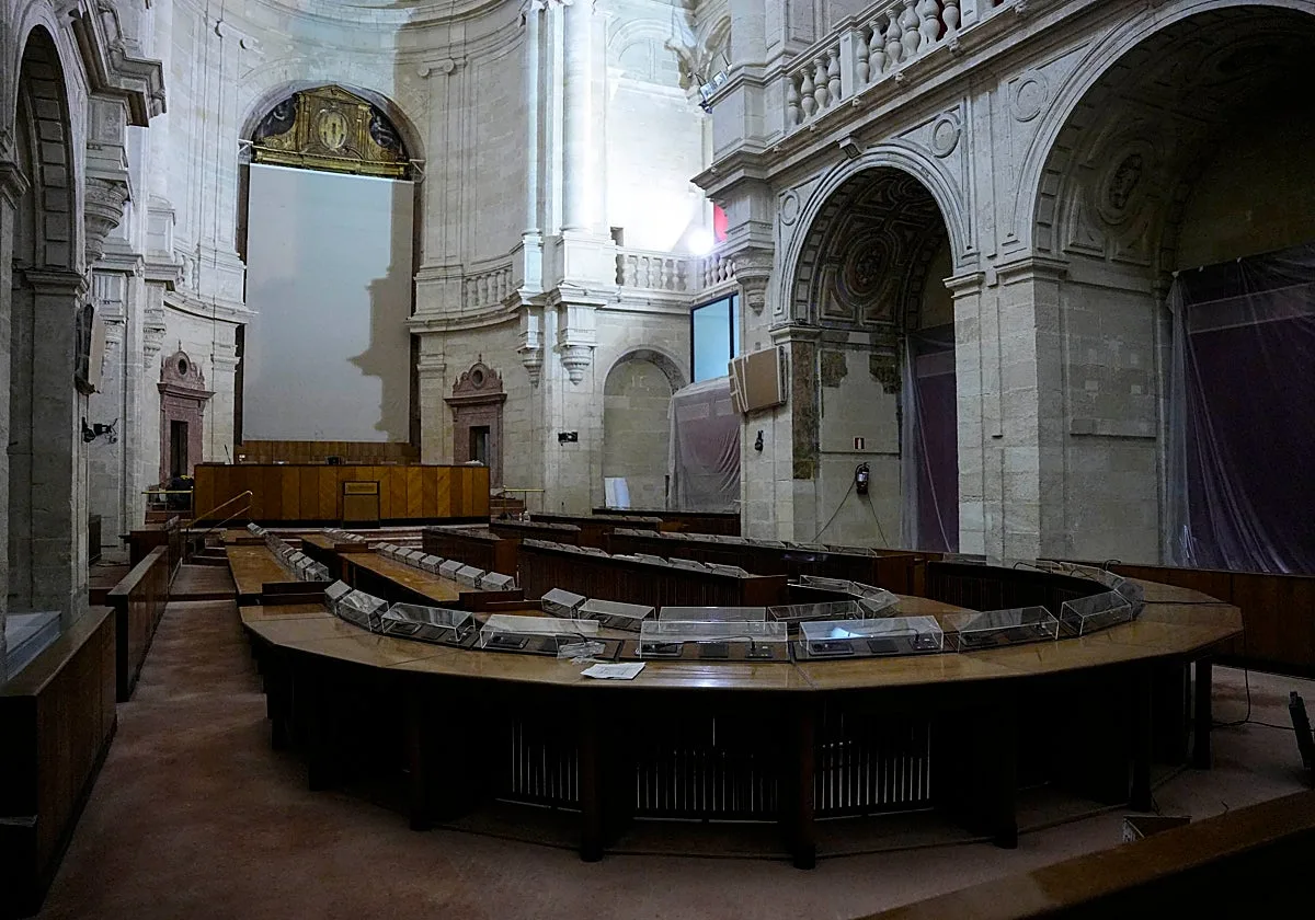 El Salón de Plenos del Parlamento recupera los debates tras su reforma