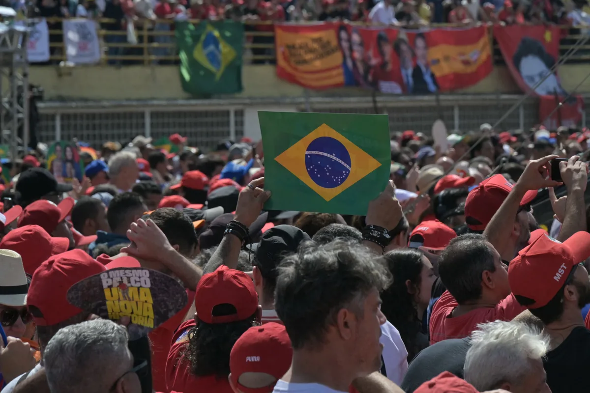 Lula y Flavio Bolsonaro abren la campaña presidencial brasileña desde sus cunas políticas