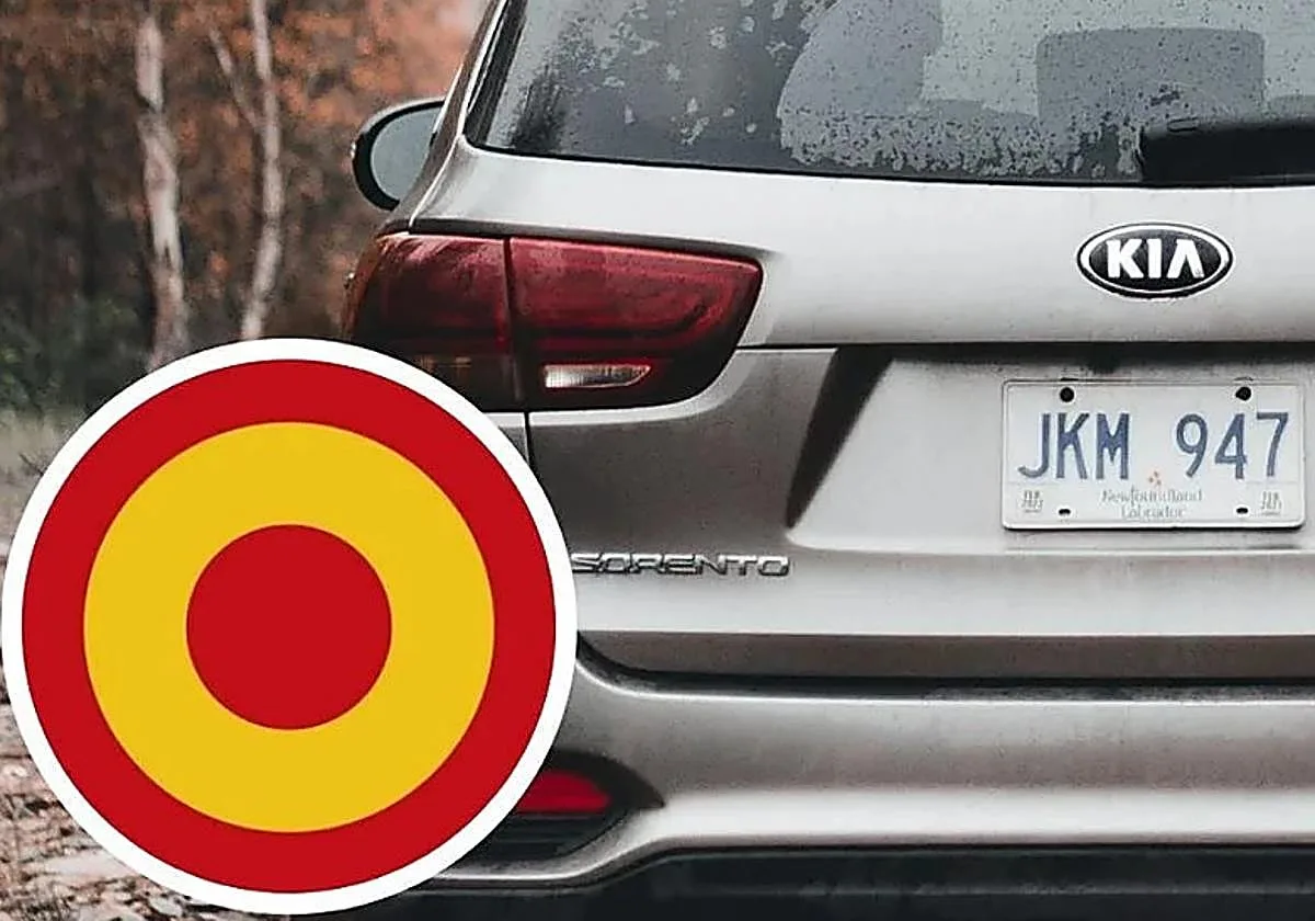 Qué significa la pegatina con forma de diana y bandera de España que llevan los coches en su parte trasera