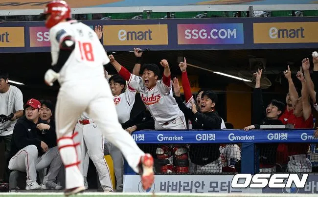 [사진]고명준 역전포에 환호하는 SSG 더그아웃