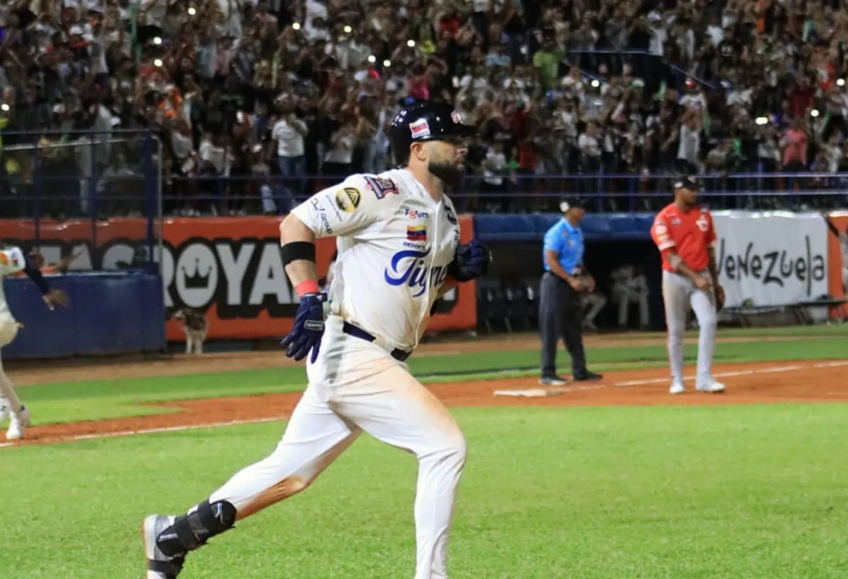 Alberth Martínez lideró emboscada de Tigres en el primer extrainning de la temporada ante Magallanes