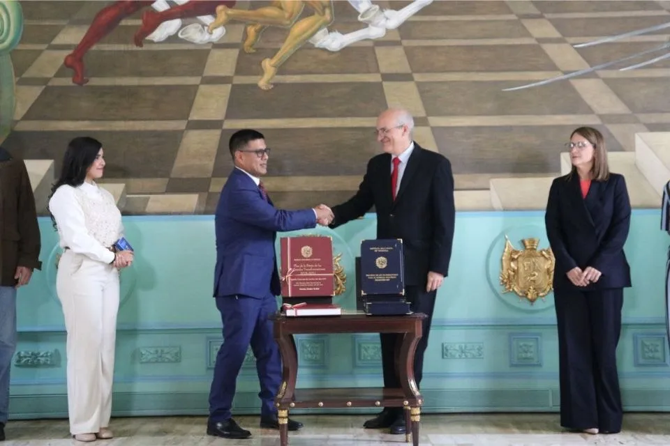 Ministro Menéndez consigna Proyecto de Ley de Presupuesto 2027 ante la AN