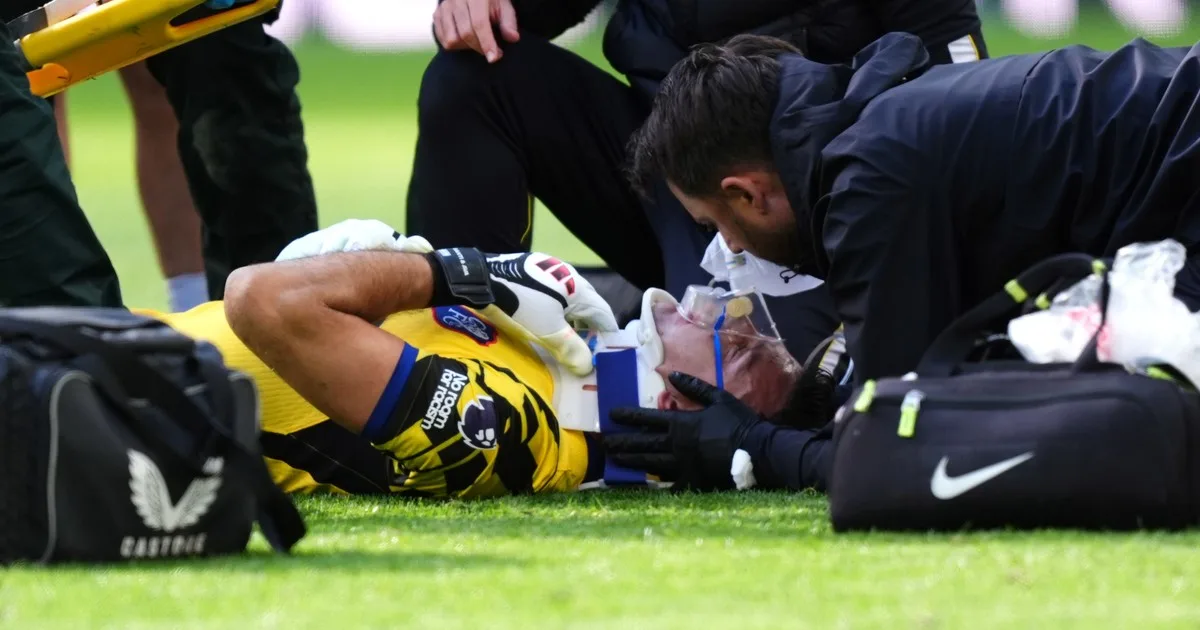 Qué le pasó al Dibu Martínez: un fuerte choque lo mandó al hospital durante el partido entre Chelsea y Everton