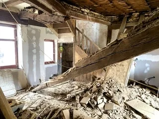 « Une histoire de fou » : après les fortes chaleurs, cette maison de 600 ans menace de s’effondrer en Deux-Sèvres