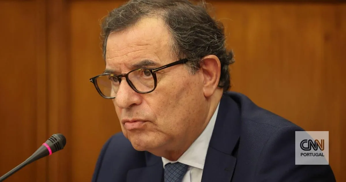 Portugueses ganham "quase um salário" com as cinco descidas do IRS, diz ministro da Economia