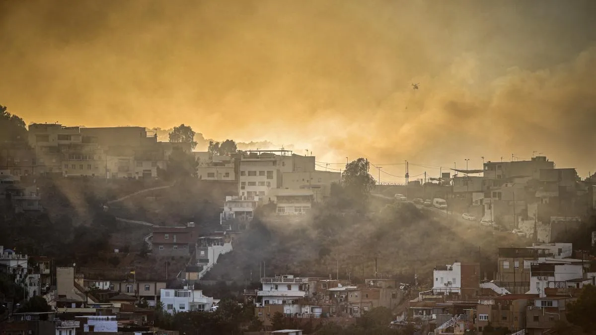 Los vecinos de Collserola expresan su rabia tras estabilizarse el incendio: “La montaña se respeta”