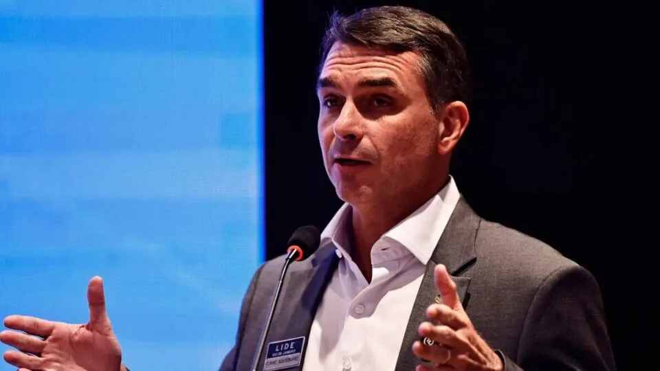 “Quem deve explicações é o Lula”, diz Flávio sobre relação com dono do Banco Master