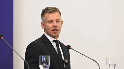 Премьера Венгрии облили вином на виноградном празднике