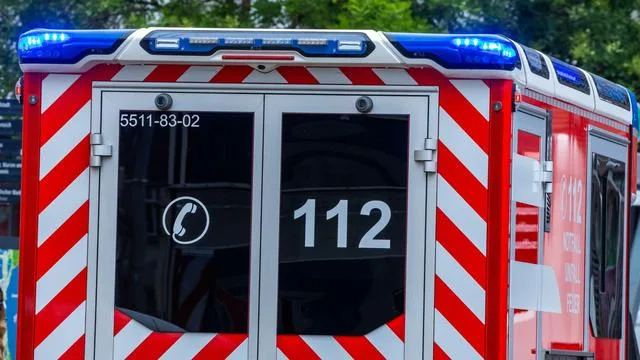 Unfall am Samstagabend: 18-jährige Mitfahrerin nach Unfall im Emsland gestorben