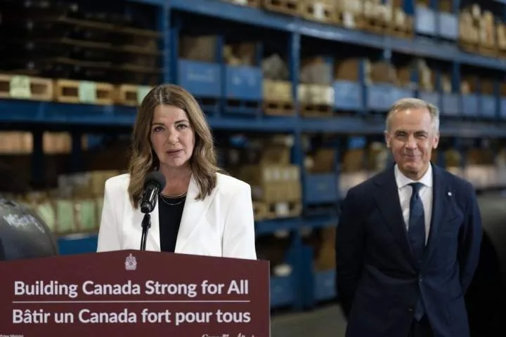 Danielle Smith wants Ottawa to resume negotiations with U.S. before counter-tariffs