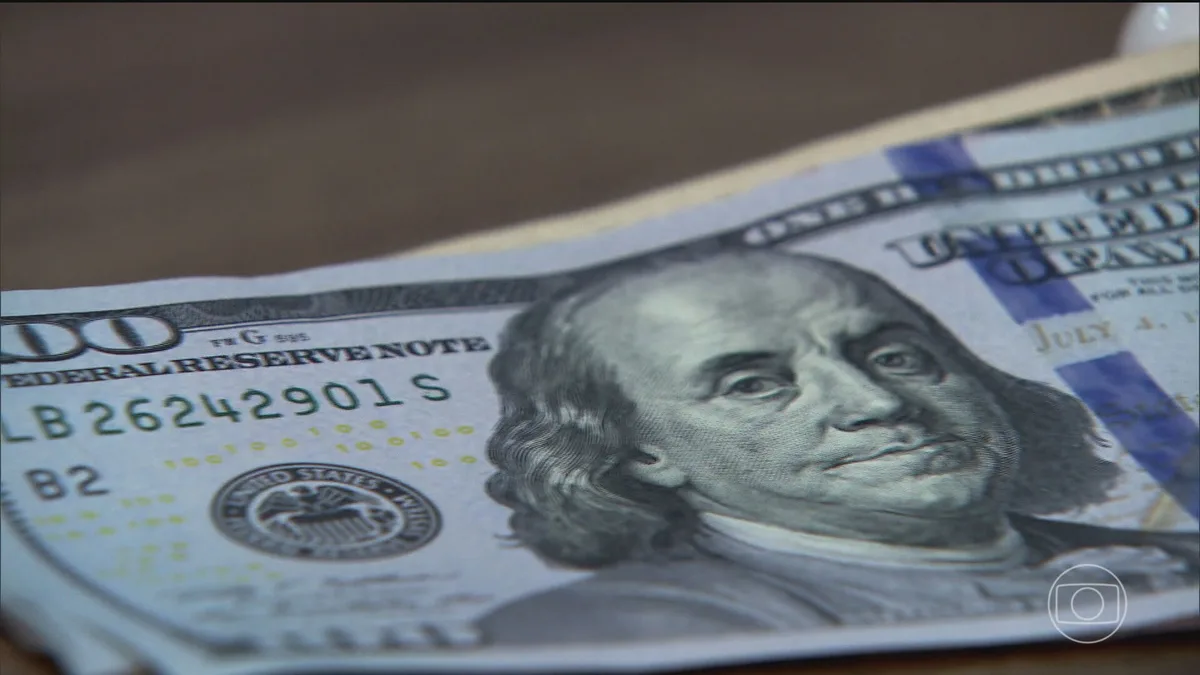 Dólar abre sessão desta terça-feira, com foco no exterior