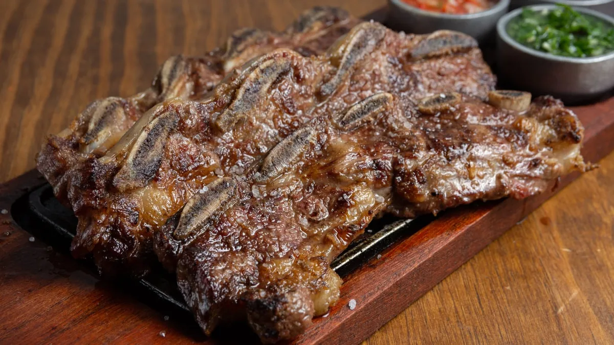 Tiene 312 habitantes y está a 117 km de Buenos Aires: el pueblo que conserva una estación de 1880 y es ideal para comer asado