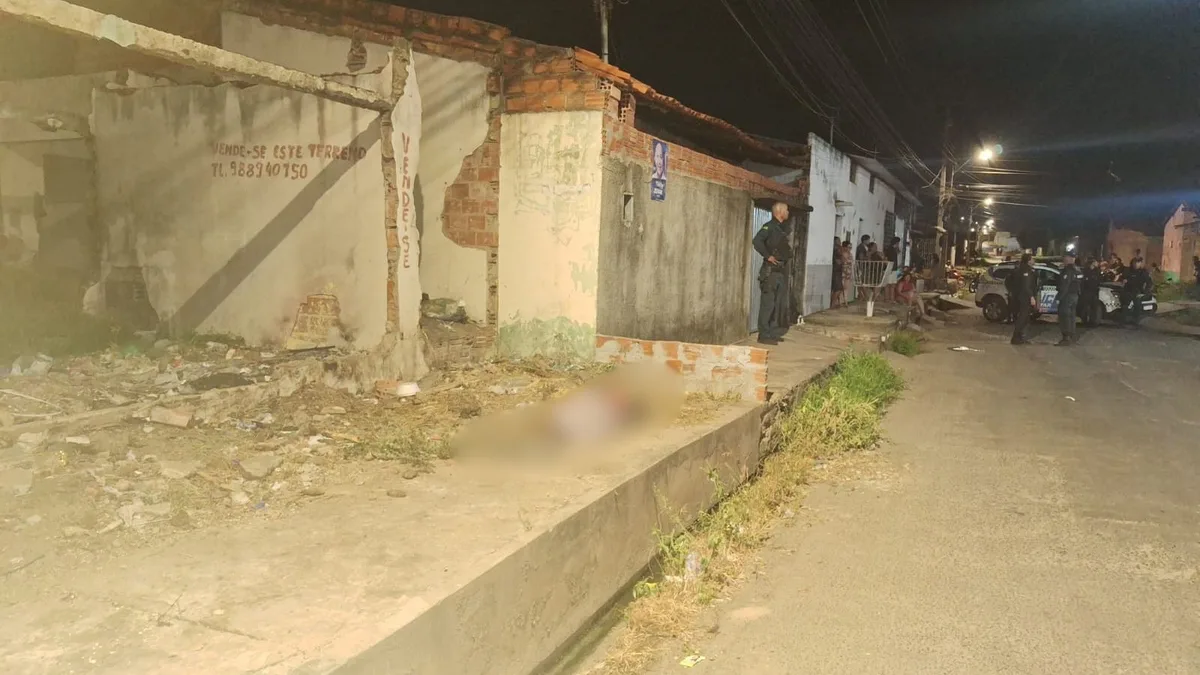 Homem de 53 anos é morto a tiros em calçada de rua na Zona Norte de Teresina