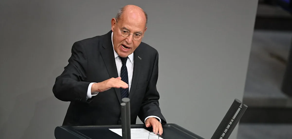 „Das war auch die Haltung der Nazis“, wirft Gysi dann Merz vor
