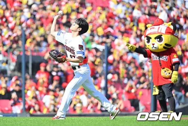 [사진] 데이식스 원필, KIA 타이거즈 완벽한 승리 기원 시구