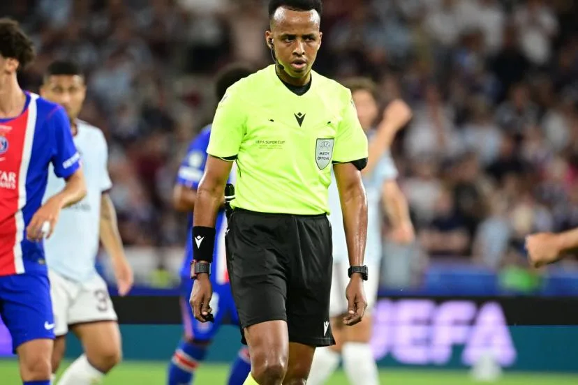 « C'était ma Coupe du monde » : le message émouvant de l'arbitre somalien Omar Artan sur un ballon de la Supercoupe d'Europe