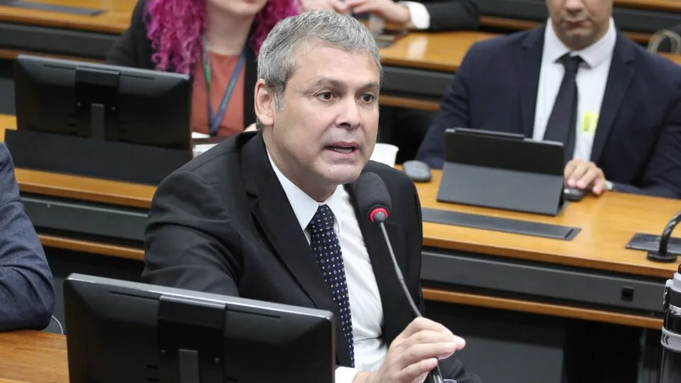 Governistas pedem a Fachin fim do sigilo de caso Dark Horse e criticam Mendonça