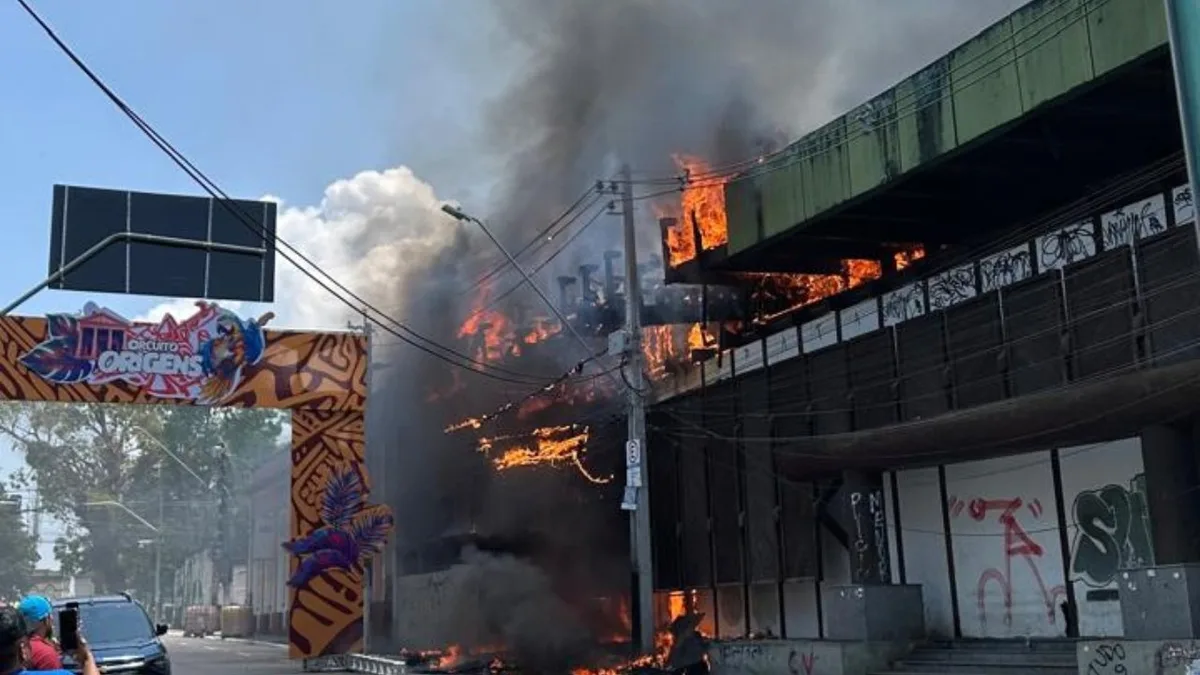 Incêndio é registrado no antigo Banco da Amazônia, no Centro de Manaus; VÍDEO