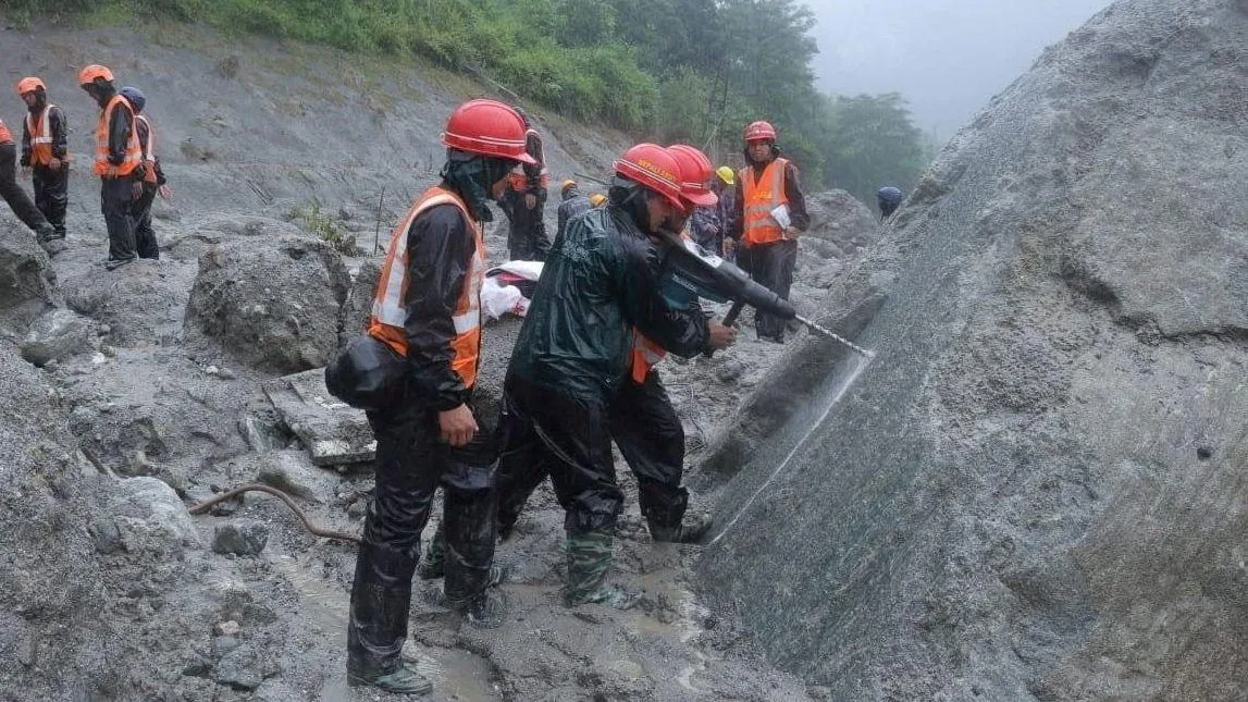A corrida contra o tempo para resgatar mais de 600 trabalhadores presos em túneis após avalanche no Nepal e no Tibete