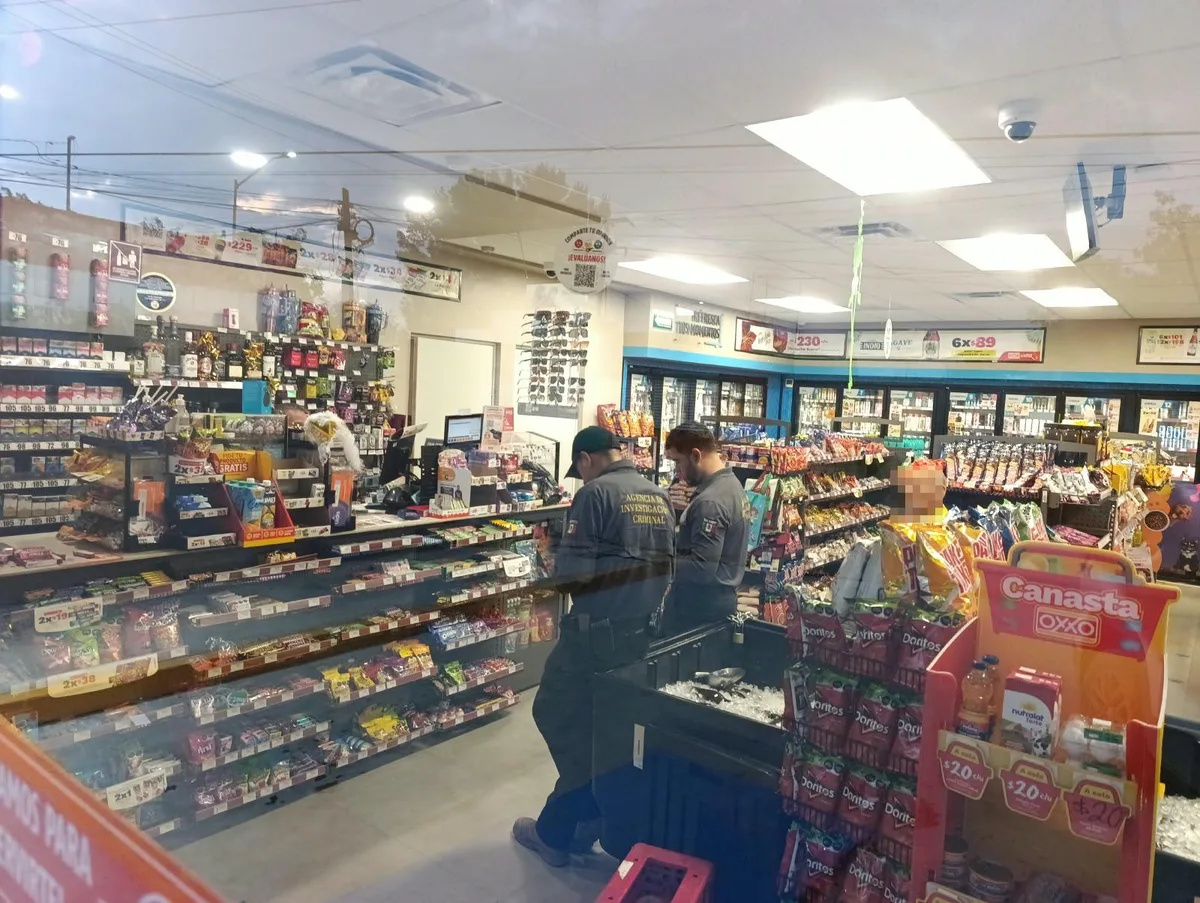 Roban celular y mercancía tras romper cristal en tienda de Parras