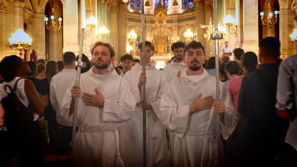 Record de baptêmes, influenceurs catholiques : comment l'Église séduit les jeunes