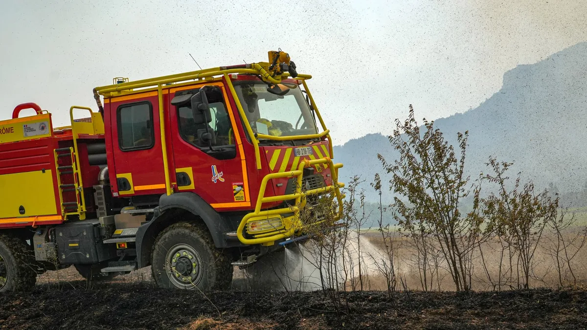 Feu de forêt au sud de Rennes: l'incendie progresse, plus de 200 hectares brûlés et une centaine de personnes évacuées