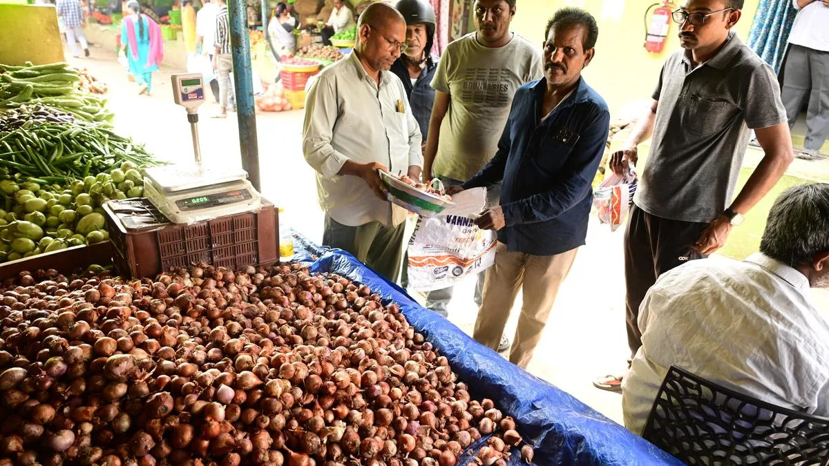 No rush for subsidised onions at Vijayawada Rythu Bazaars