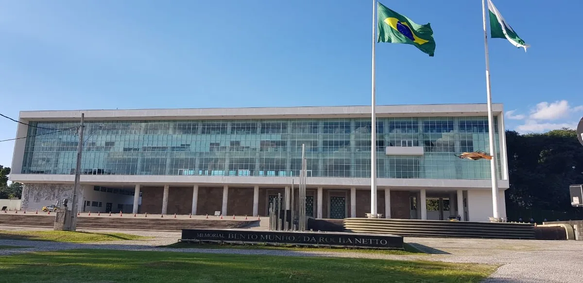 Candidatos ao governo do Paraná participam de entrevistas e conversas com a comunidade