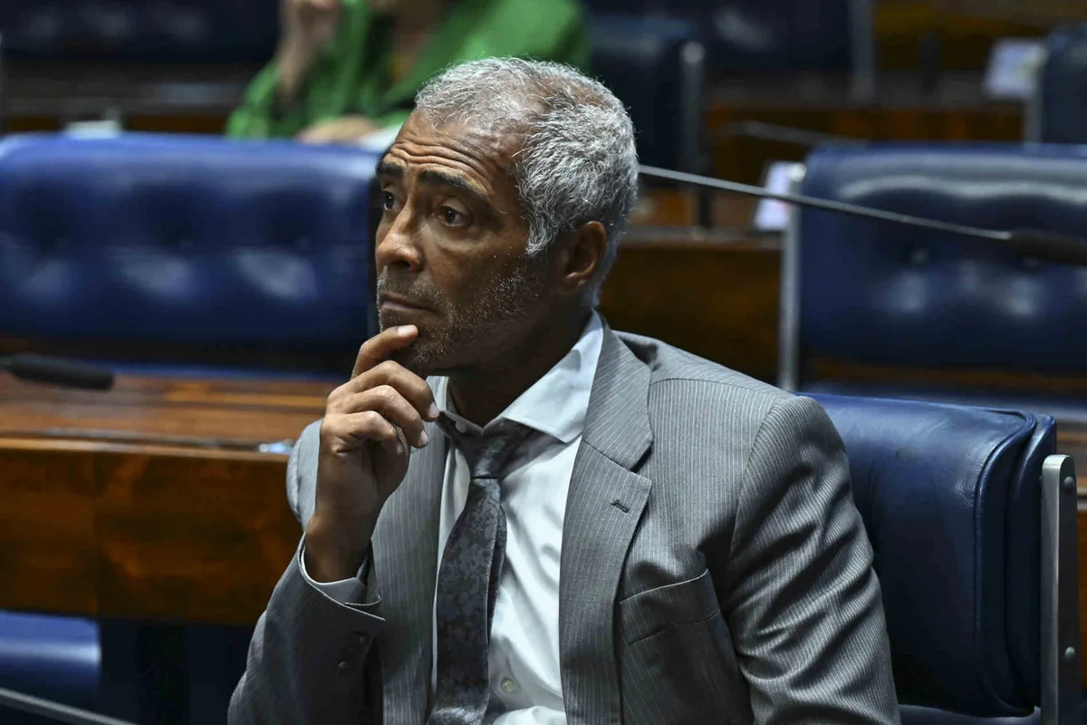 Romário não descarta apoiar Lula após saída do PL