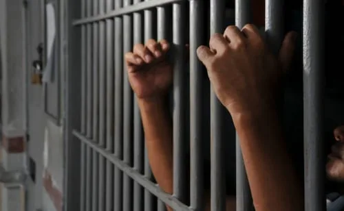 Dan 27 años de prisión a hombre por feminicidio de su madre en León, Guanajuato; deberá pagar reparación del daño