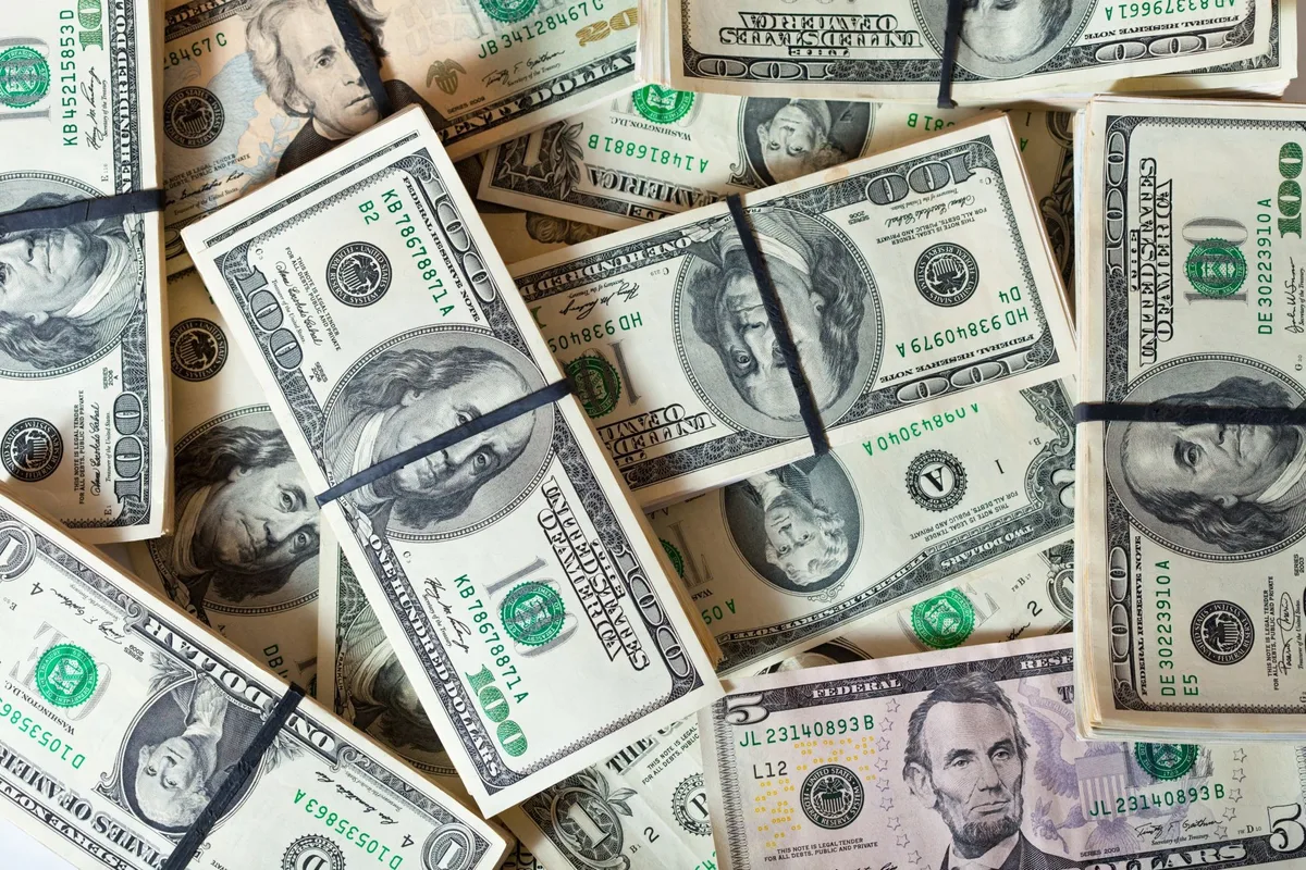 Dólar sobe e fecha a R$ 5,14 com cautela global e cenário político no Brasil; Ibovespa cai