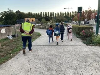 Dans cette commune bretonne, les enfants vont à l’école en pédibus depuis bientôt 10 ans grâce aux retraités