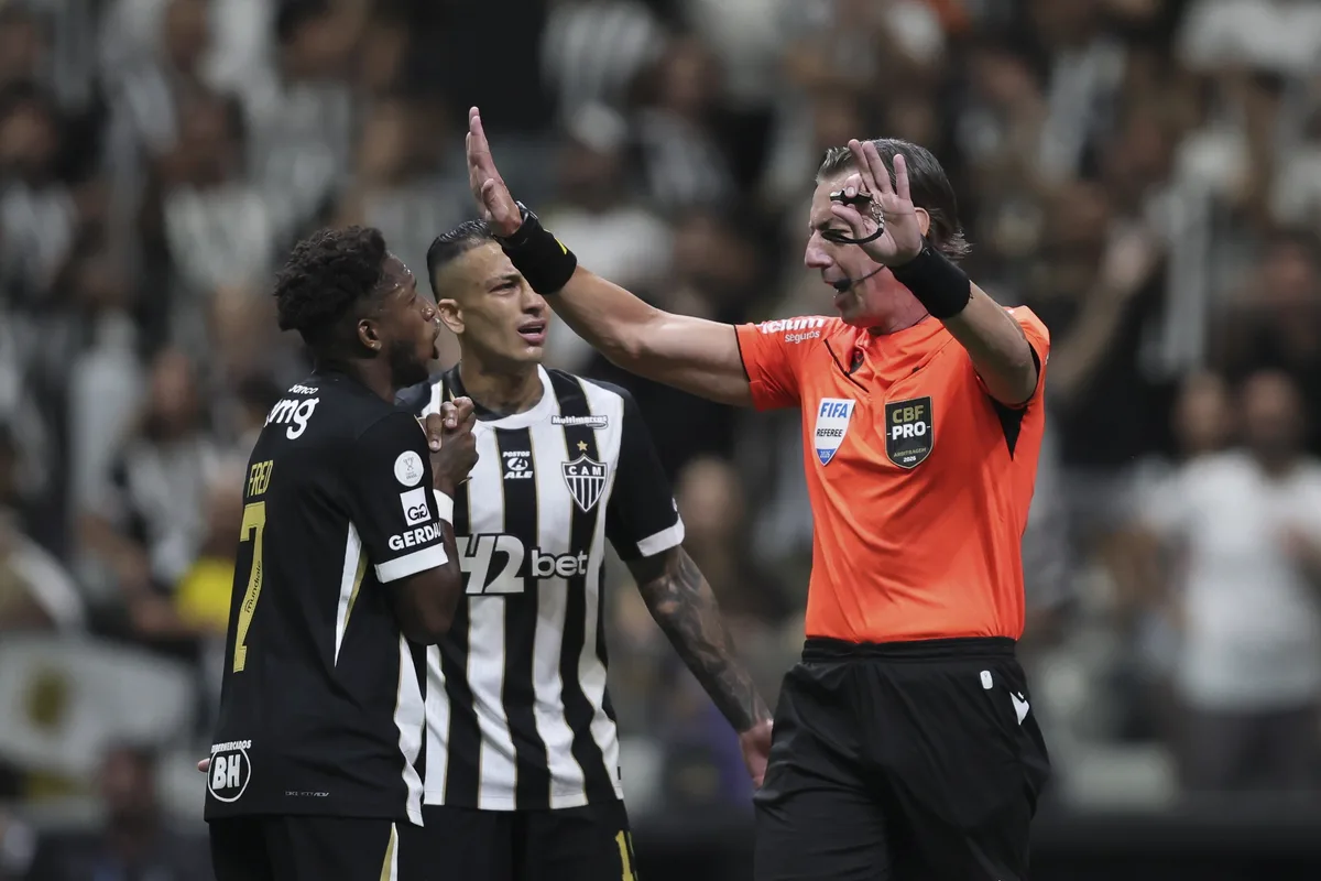 Fred, do Atlético-MG, critica pênalti marcado para o Cruzeiro: "O Kaio Jorge cai muito"