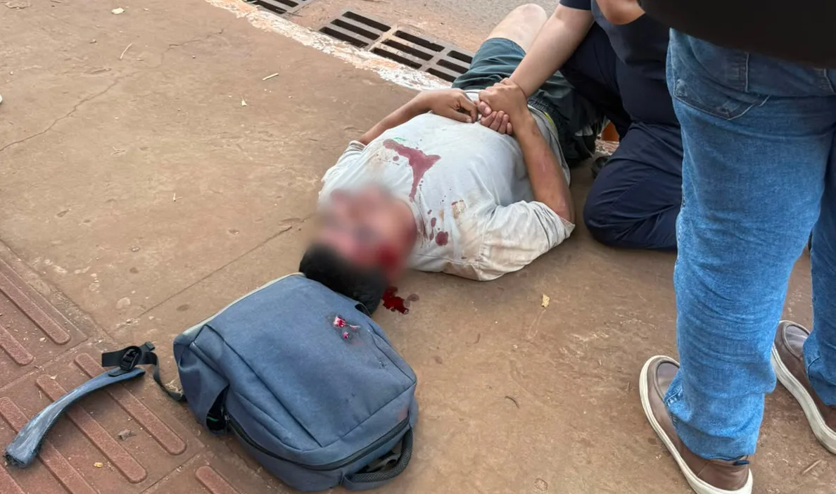 Ciclista fica 2 horas à espera de socorro após cair e bater a cabeça no meio-fio