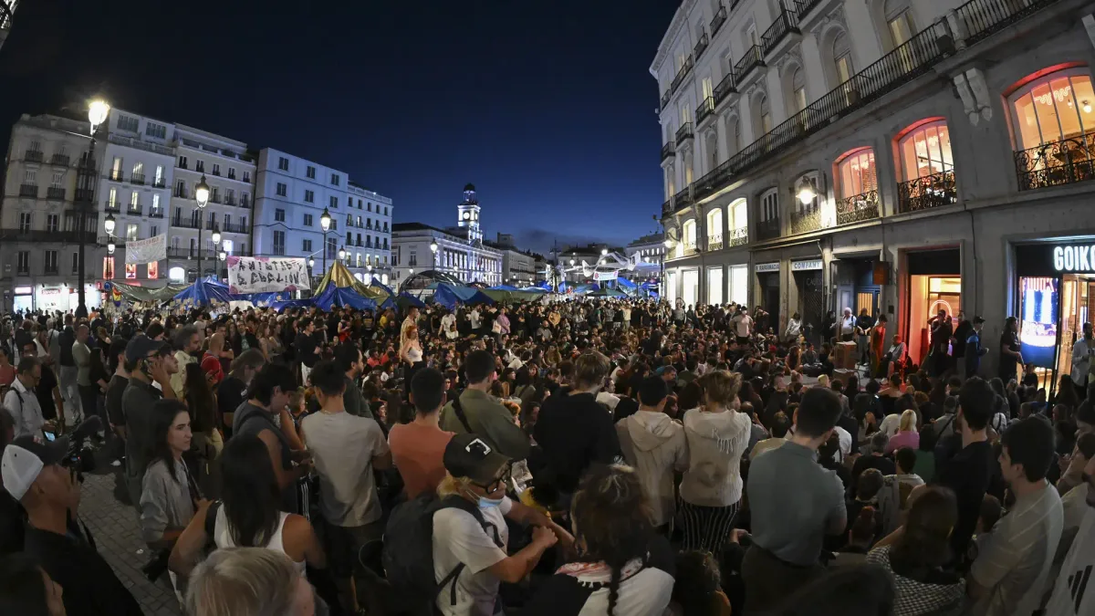 Los acampados en Sol votan continuar con la protesta sin una fecha límite