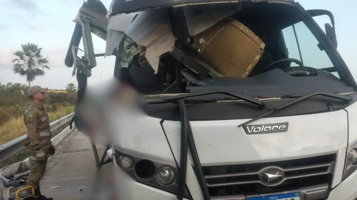 Idoso morre em colisão entre micro-ônibus e caminhão em Caucaia