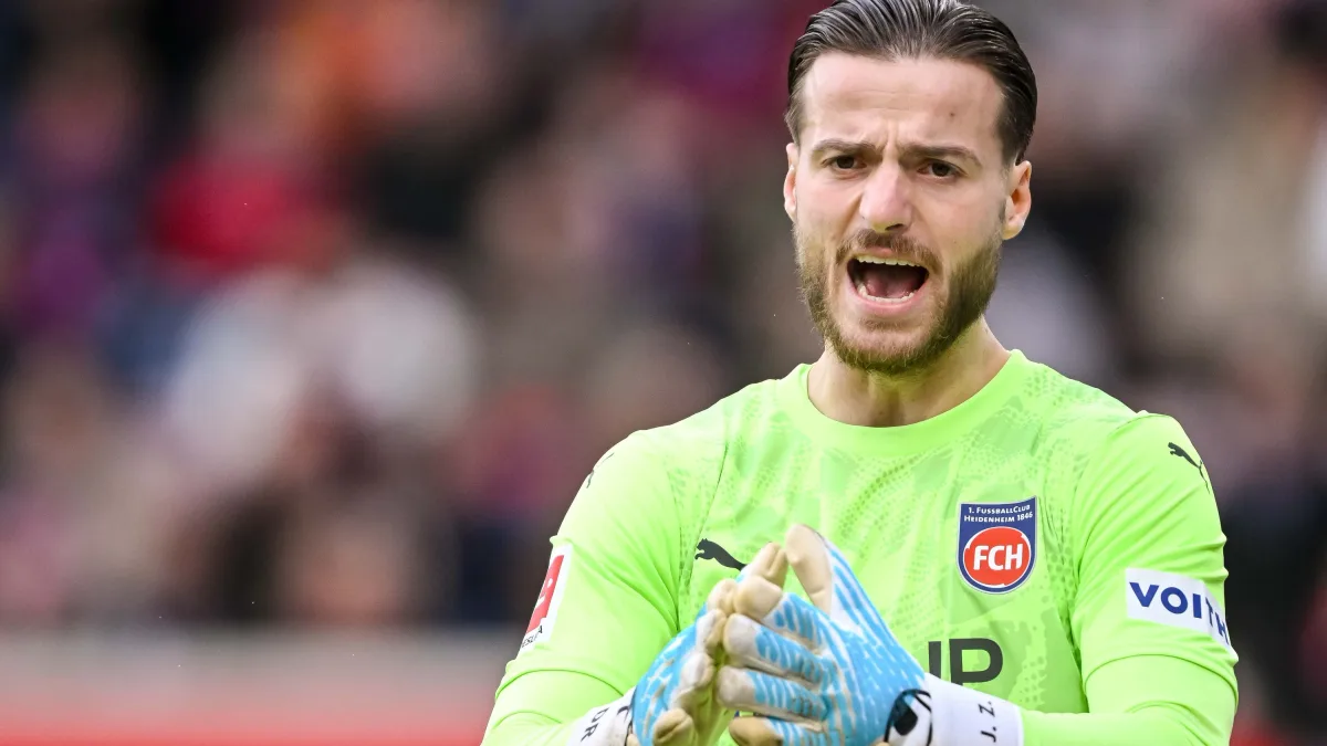 Fußball-Transferticker: BVB verleiht Bundesliga-erfahrenen Torwart erneut