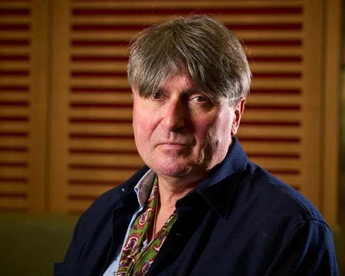 New Cemetery by Simon Armitage audiobook review – the poet laureate’s meditations take flight