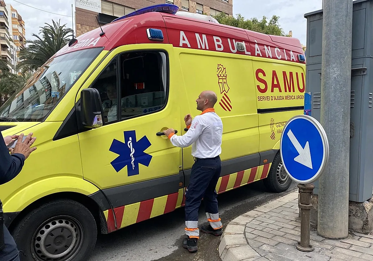 Muere un hombre por atrapamiento al volcar una retroexcavadora en Castalla (Alicante)