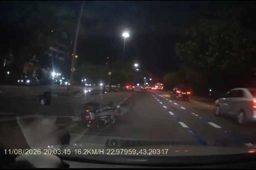 Ex-deputado fica ferido após moto que pilotava ser atingida por carro na Lagoa, no Rio