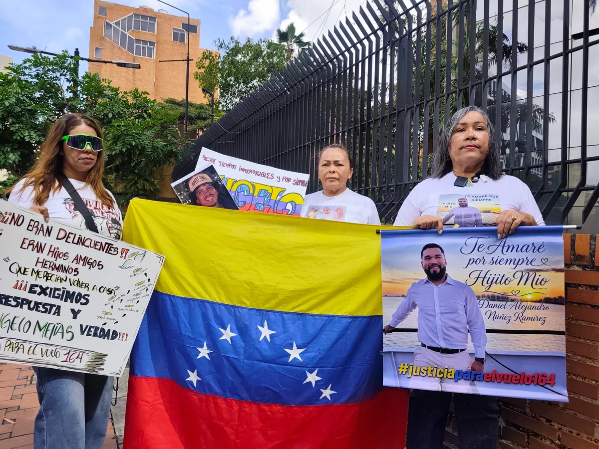 Familiares de los migrantes venezolanos deportados en el vuelo 164 exigen respuesta tras dos meses de silencio: “Lo más lógico es que el gobierno se haga responsable”