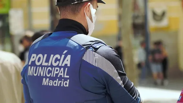 Homem entrega míssil à polícia. Estava guardado há anos num armário